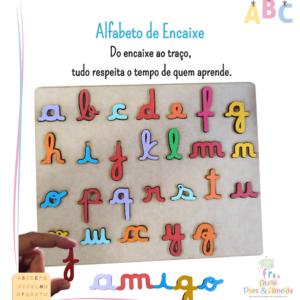 ✨ Alfabeto Artesanal de Encaixe – Letra Cursiva Minúscula em Madeira