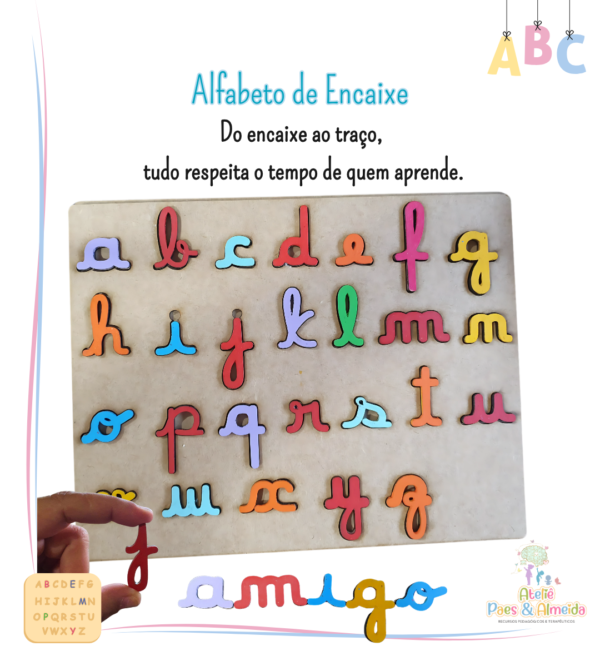 ✨ Alfabeto Artesanal de Encaixe – Letra Cursiva Minúscula em Madeira